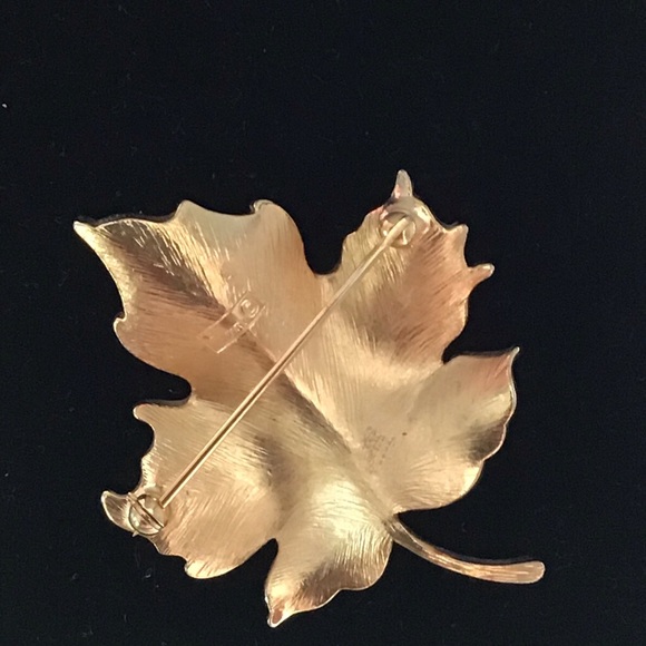 1955-69 Signed Crown TRIFARI Canadian Maple Leaf Pin-Rare! - Picture 2 of 8